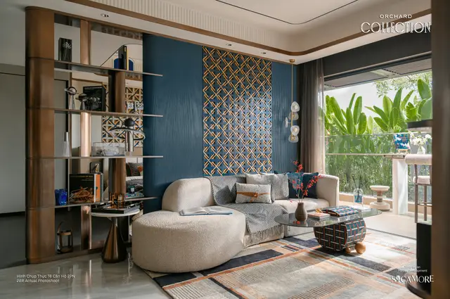 Phòng khách nhà mẫu 2PN với sofa cong và vách hoa văn